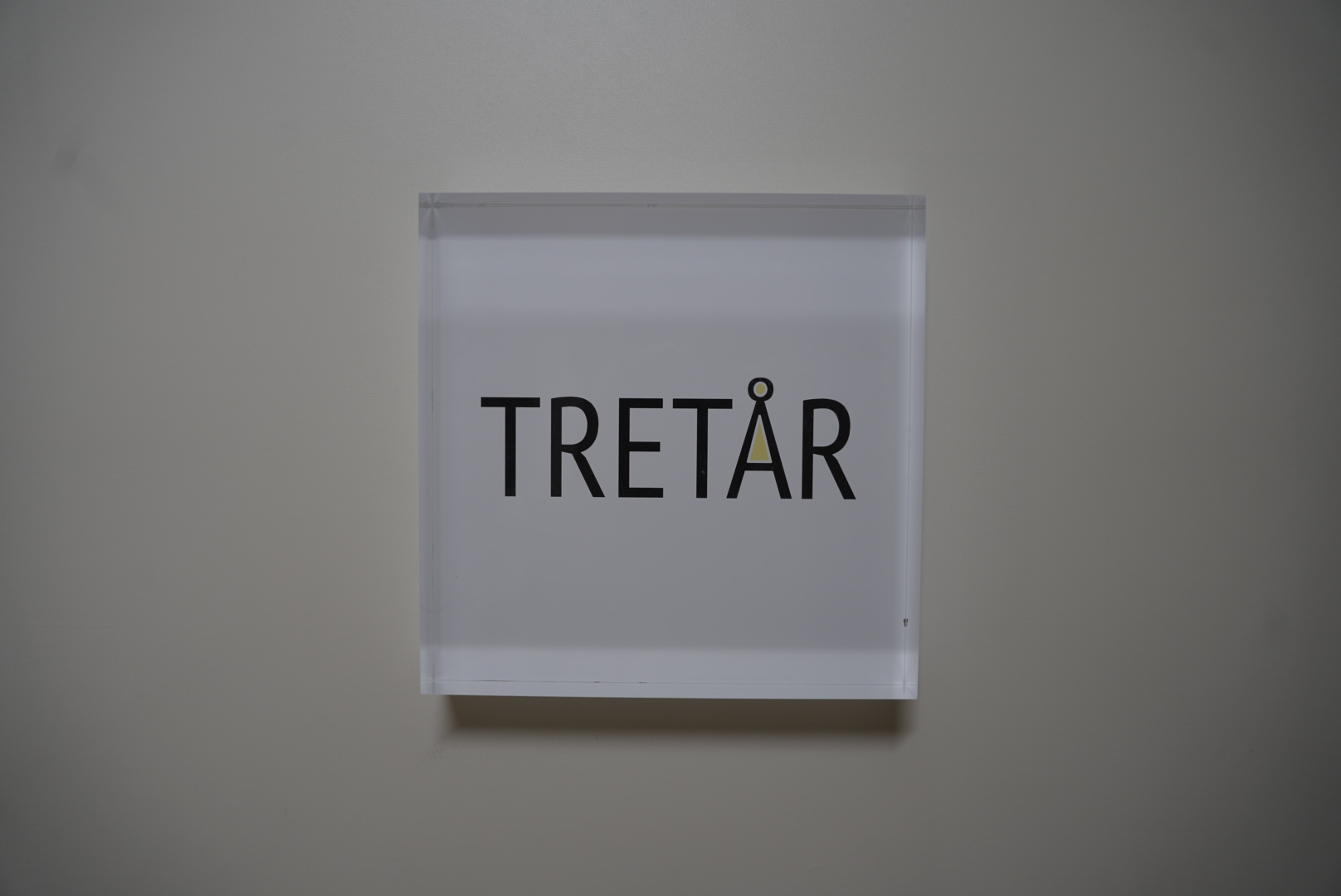 店舗は階段を登って2階にございます。TRETÅRのプレートが目印です